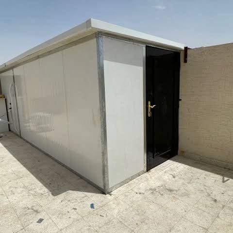 ملحق خدمات ومستودع صغير ملحق بالمبنى