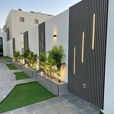 تنسيق حوش حديث مع إنارة خارجية وعشب صناعي