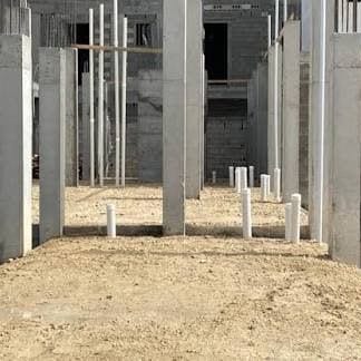 أعمدة خرسانية قائمة على القواعد والأساسات