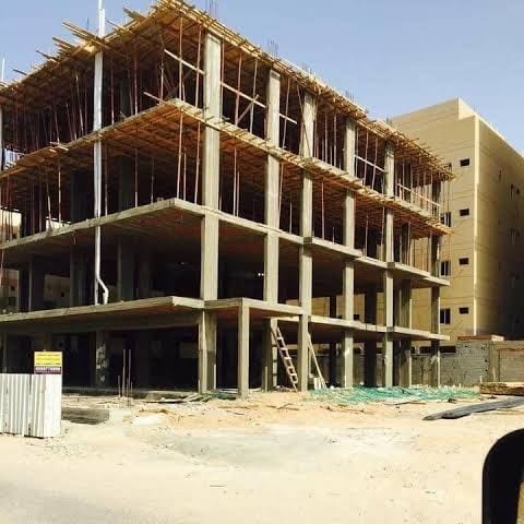 عظم عمارة متعددة الأدوار بعد صب الميدات والأعمدة