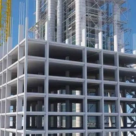 هيكل خرساني لعمارة سكنية أثناء مرحلة التنفيذ