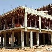 هيكل خرساني قيد الإنشاء مع السقالات المعدنية