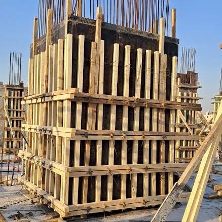 قوالب خشبية للأعمدة الخرسانية قبل مرحلة الصب