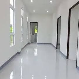 مساحة داخلية بيضاء بعد أعمال الترميم والتشطيب