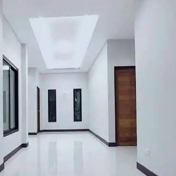 ممر داخلي بعد أعمال الدهانات والأسقف الجبسية