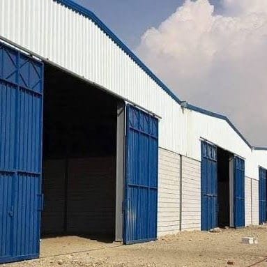 هنجر ورشة بأبواب متعددة وتشطيب خارجي